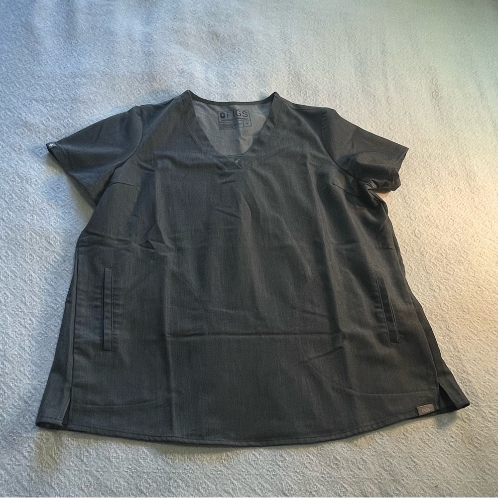 Figs Gray V-Neck Scrub Top Size Small‎ 
Side Pockets